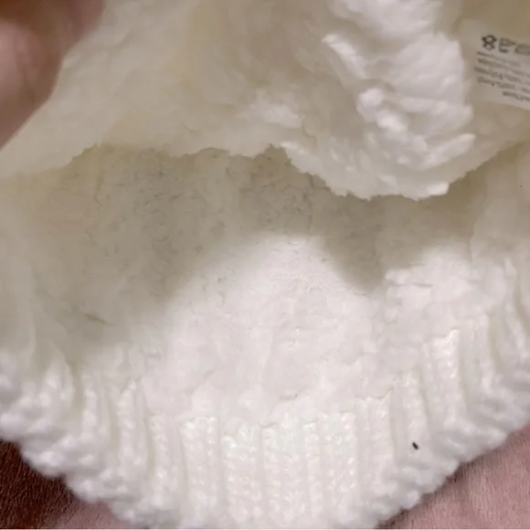 White tuque - Picture 3 of 3